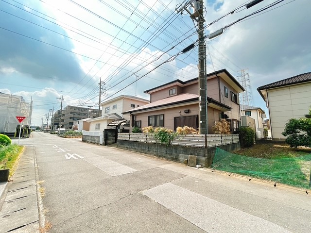 前面道路6mと車2台がすれ違う幅があり安心です。