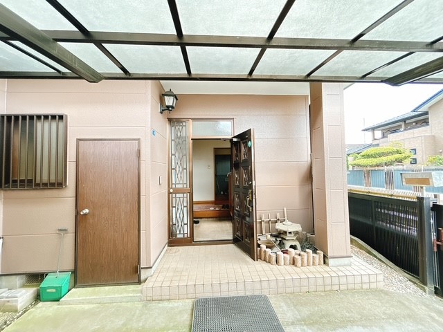カーポート付きなので、雨の日でも濡れることなく快適。紫外線から大切なお車を守ります！