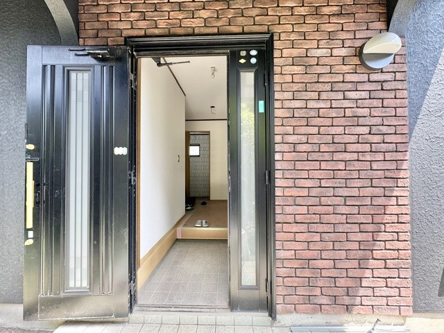 【リフォーム中：外観】毎日の出入りがスムーズな、ゆとりある玄関スペース