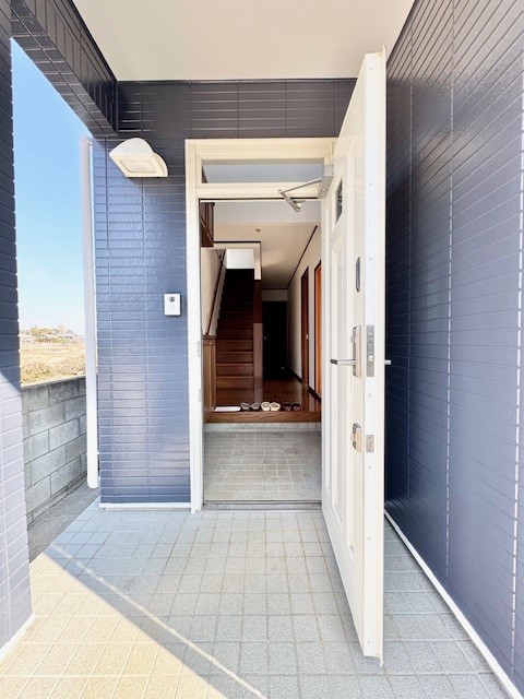 屋根付き玄関なので雨が降っても落ち着いて鍵の開け閉めができます♪