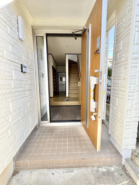 雨の日も安心の屋根付き玄関。モニター付インターホンで防犯も！※リフォーム後写真