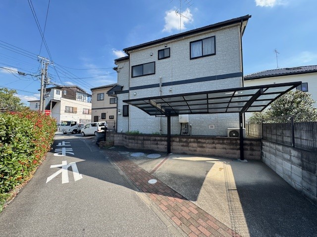 ◆外観｜道路に対しておおよそ平行のカースペースでまっすぐ敷地へ乗り入れできるので駐車が楽♪