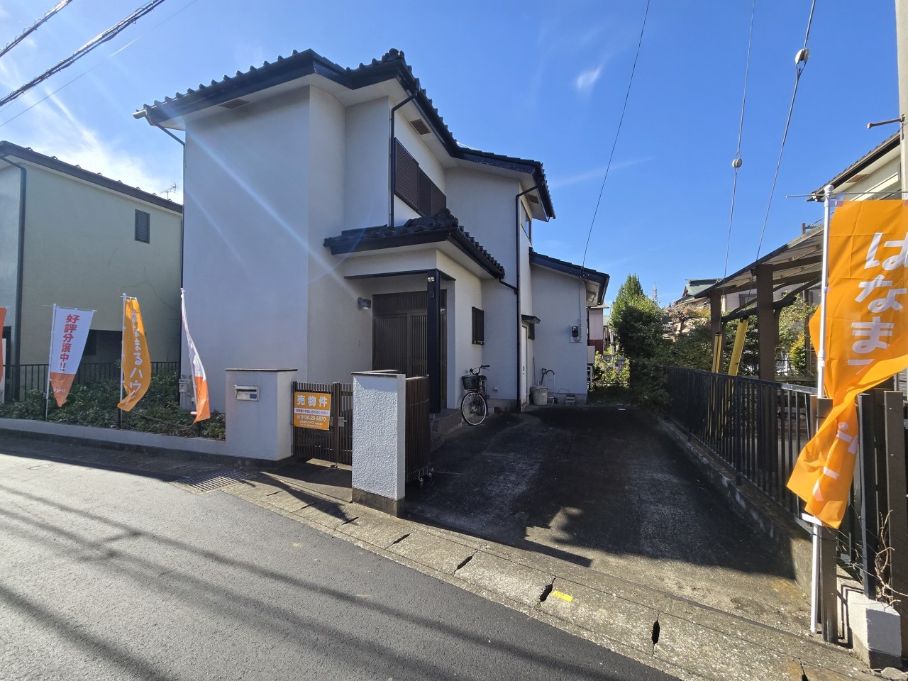 爽やかなホワイトの外壁が印象的な、明るく親しみやすい外観です