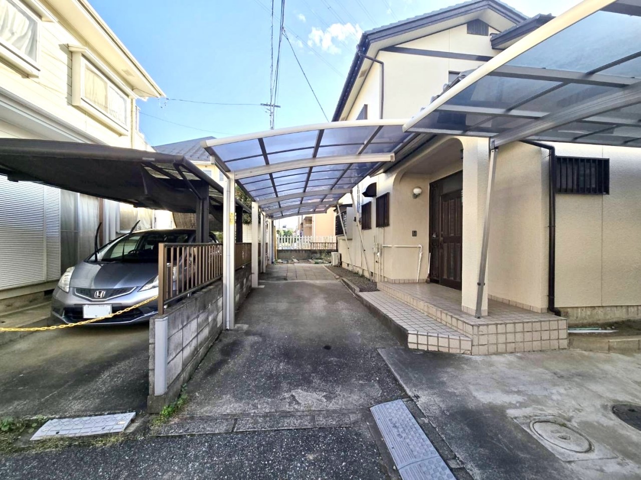 カーポート付きなので、雨の日でも濡れることなく快適。紫外線から大切なお車を守ります！