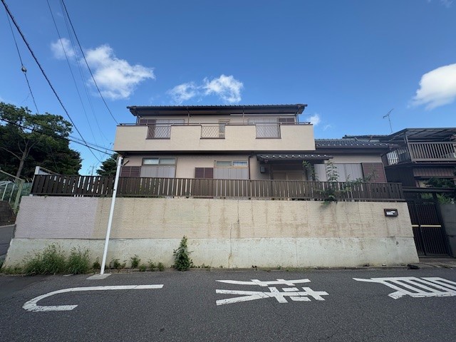 前面道路5.3mと車2台がすれ違う幅があり安心です