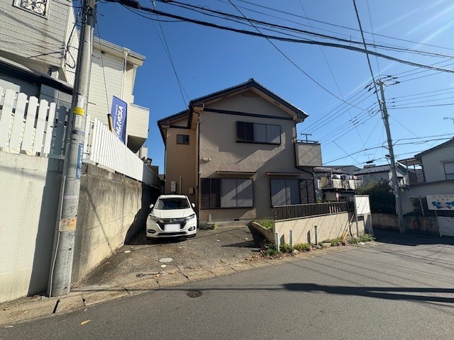 駐車スペースはゆったりとお車を止めていただけるので乗り降りも楽です。