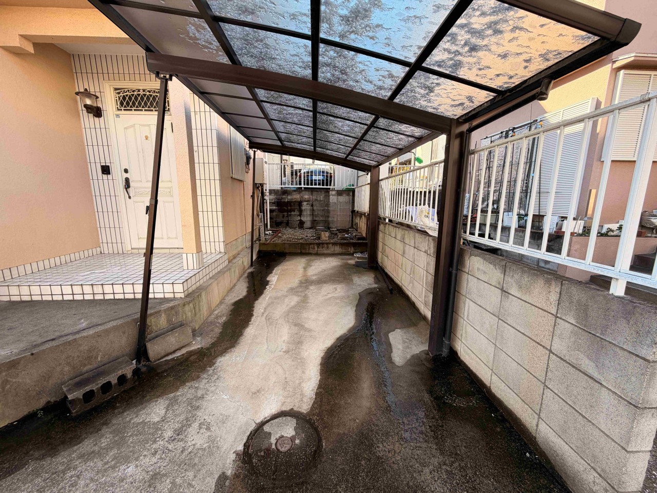 カーポート付きなので、雨の日でも濡れることなく快適。紫外線から大切なお車を守ります！