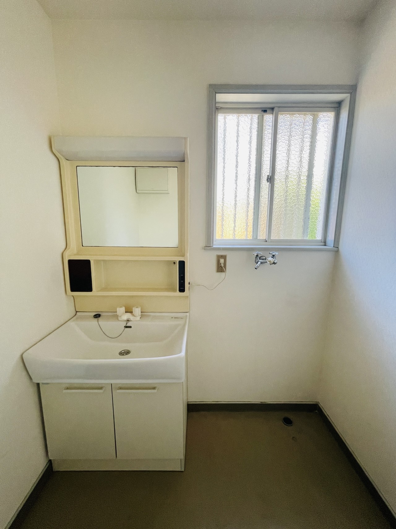 ゆとりのある洗面脱衣室は、身支度の際、鏡の前に親子で並んでも大丈夫な広さです♪