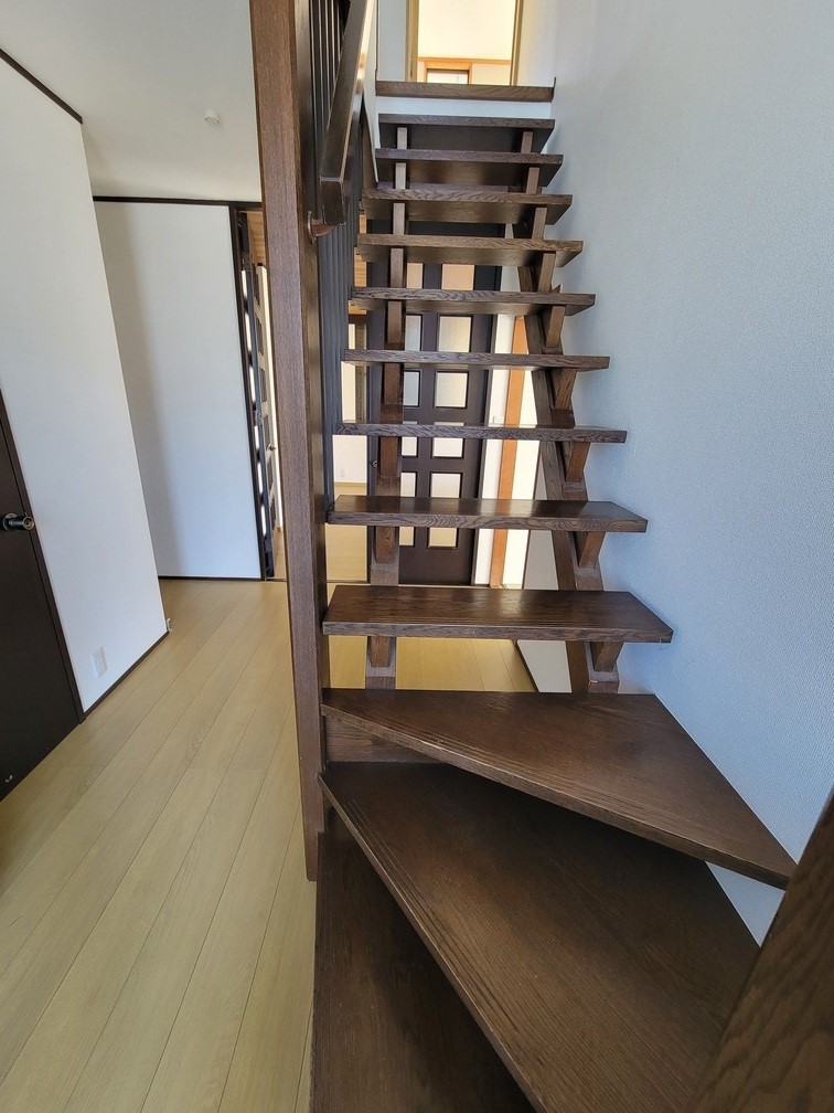 ◆階段｜スケルトン階段でおしゃれ＆圧迫感軽減♪