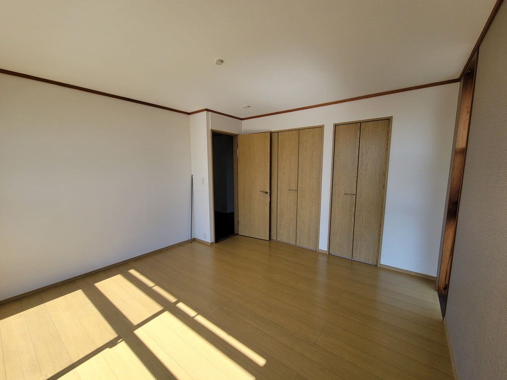 ◆洋室｜複数の収納がついているためお部屋をすっきり片づけられます♪