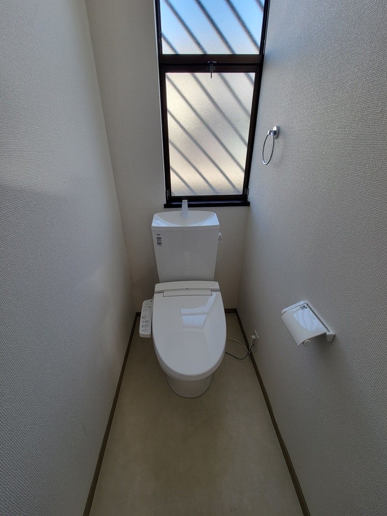 ◆トイレ｜窓付の明るく清潔感のあるトイレ♪