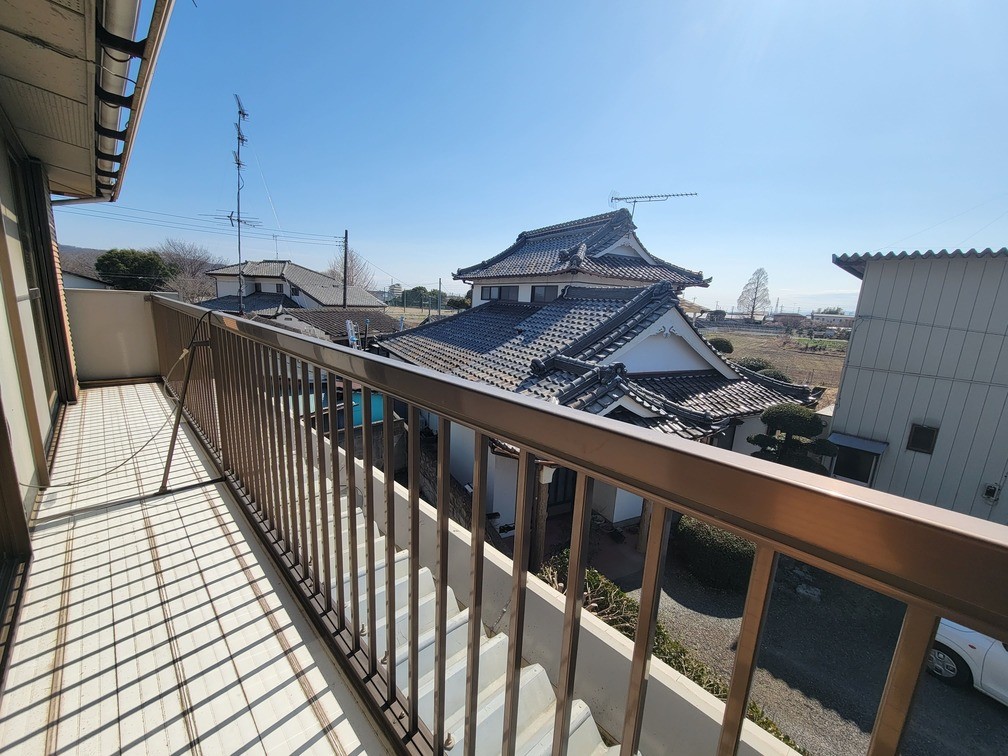 ◆バルコニー｜洗濯物がたくさん干せて日当たりも良いワイドバルコニーです♪