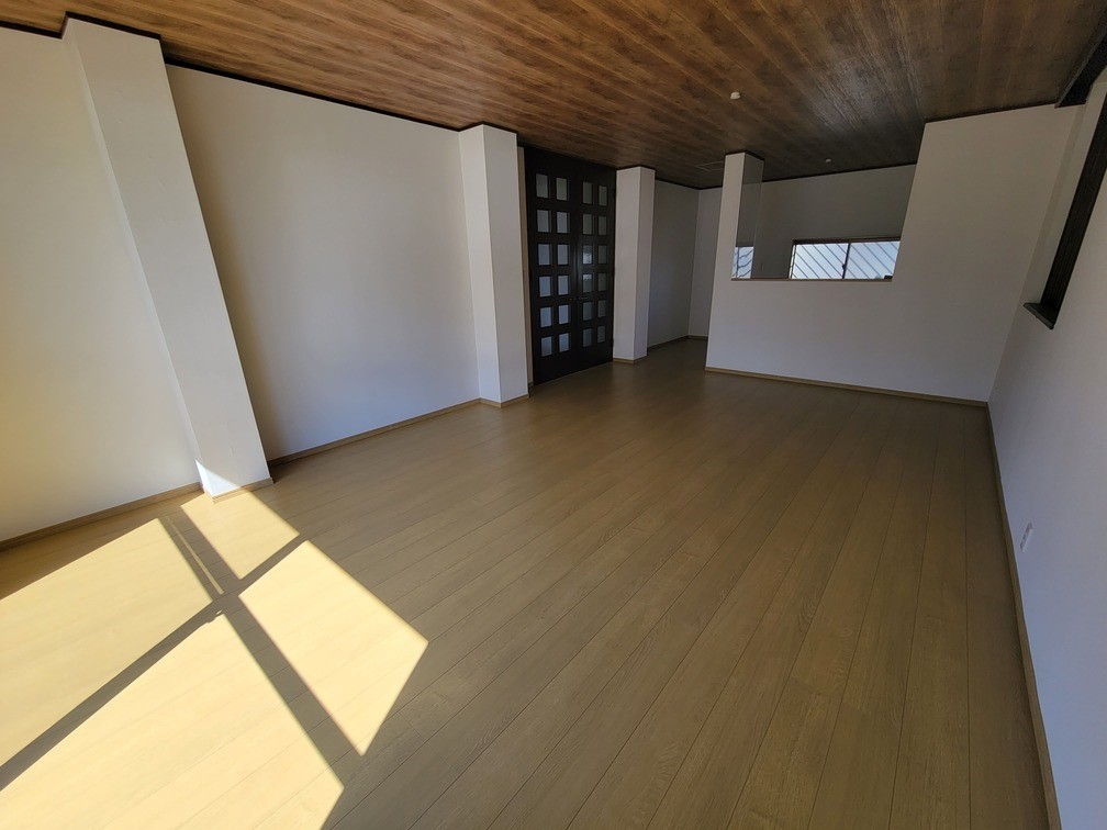 ◆リビング｜木目天井がアクセントになった空間♪