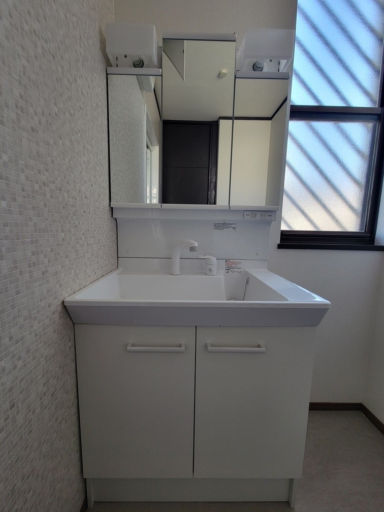 ◆洗面室｜朝の準備もスムーズにできる、使いやすい三面鏡洗面台♪