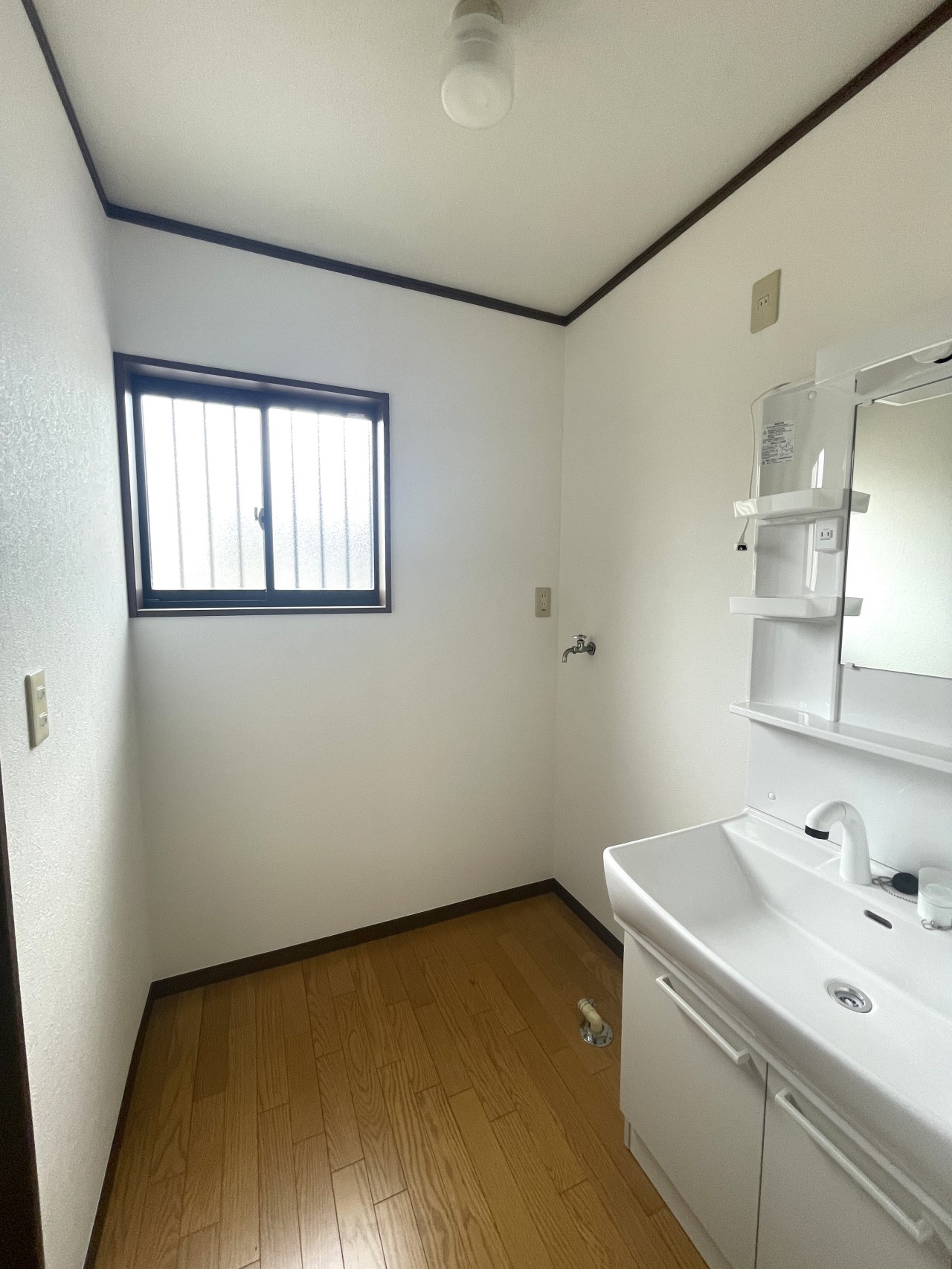 ゆとりのある洗面脱衣室は、身支度の際、鏡の前に親子で並んでも大丈夫な広さです♪