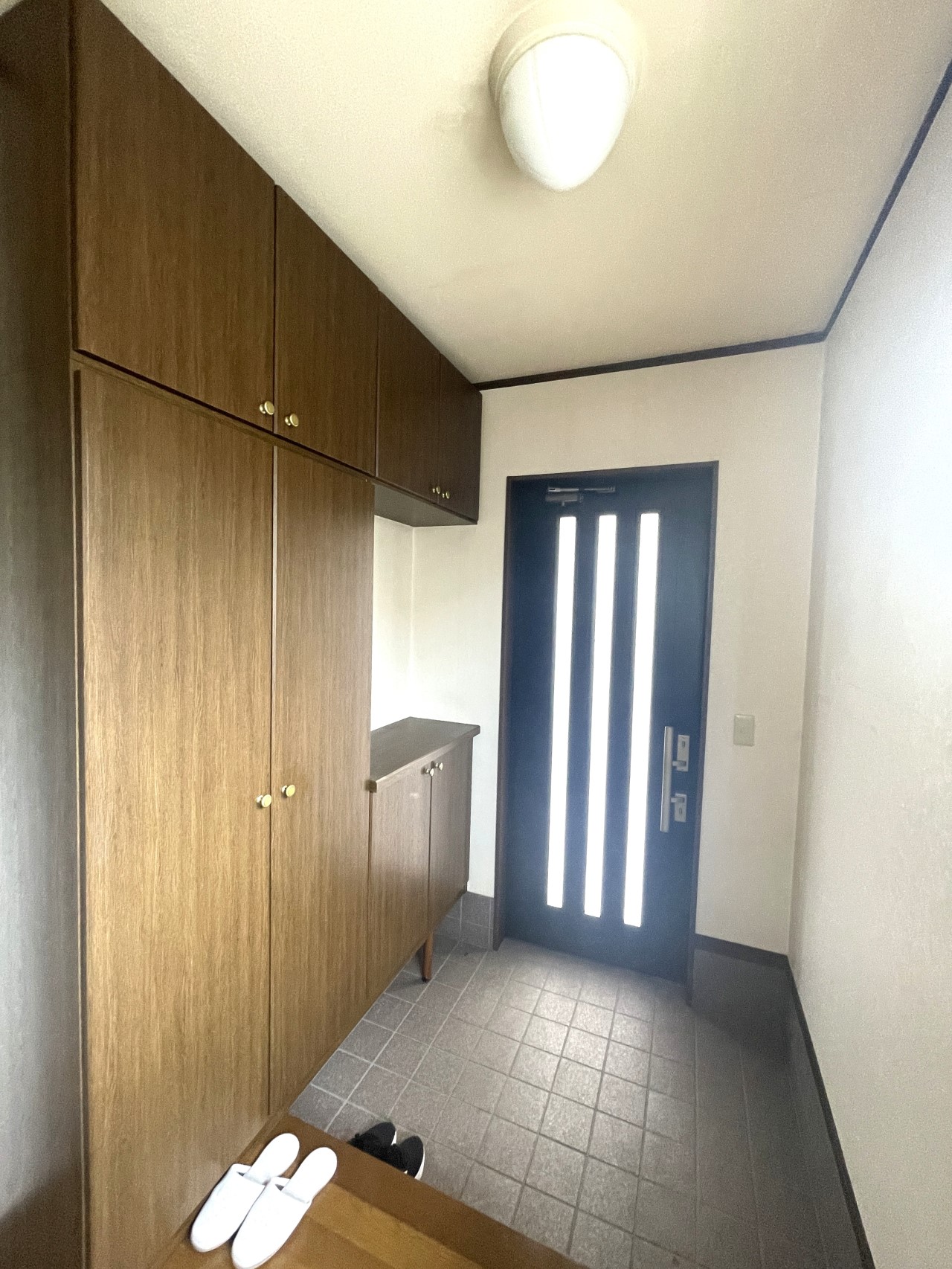 日の入る明るい玄関