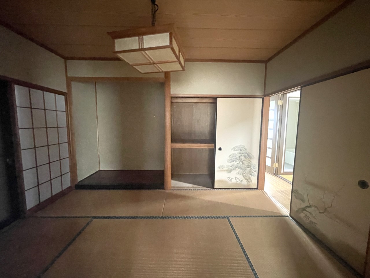 収納付きで、寝具や衣類のお片付けも楽ちんです♪  