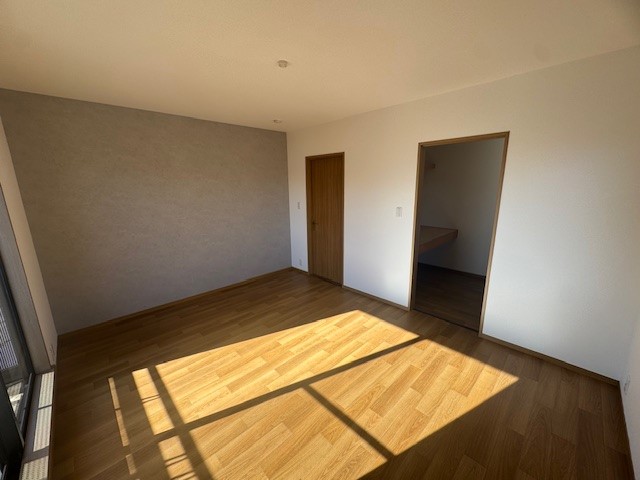 ◆洋室｜クローゼット付きで収納力も確保された快適空間。