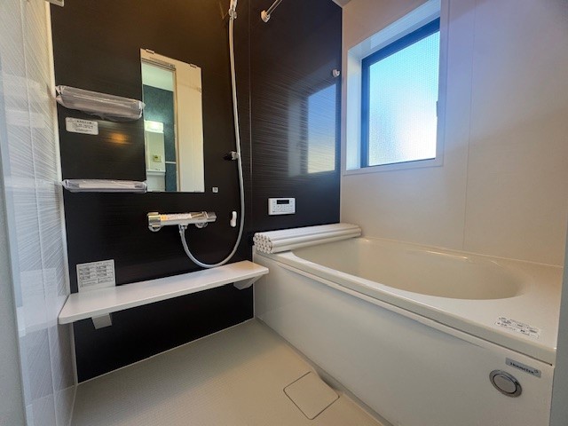 ◆浴室｜窓付きの明るい浴室