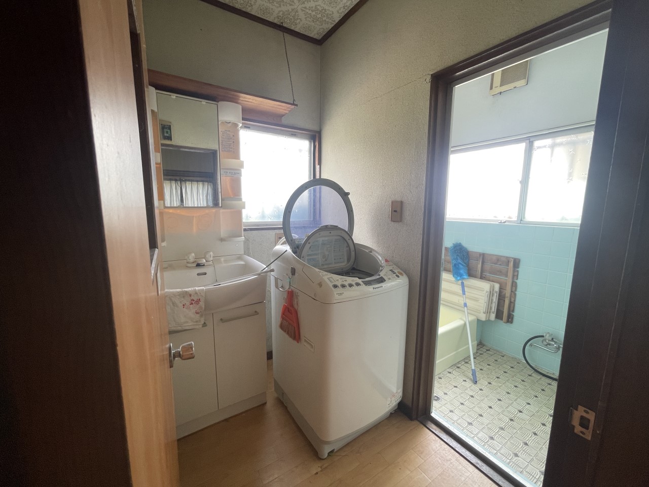 ゆとりのある洗面脱衣室は、身支度の際、鏡の前に親子で並んでも大丈夫な広さです♪