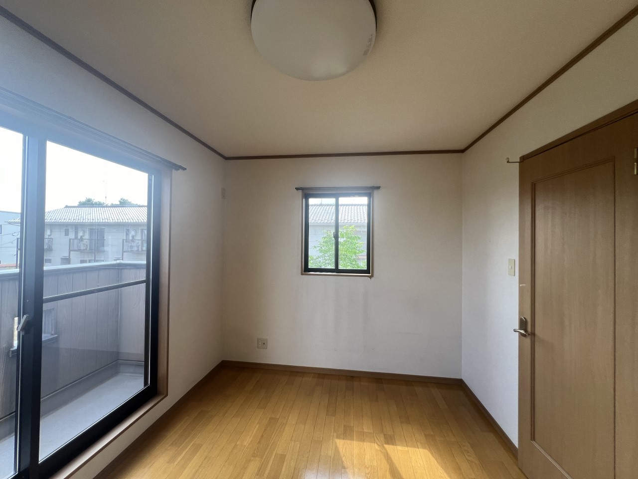 2階洋室には収納もついているため、お部屋をすっきり片づけられます♪