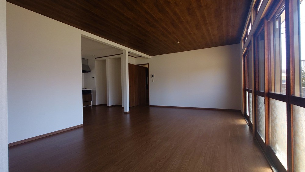 【リフォーム後：リビング】一面の大窓から光溢れる、心地よい開放感があります♪※2026年３月撮影