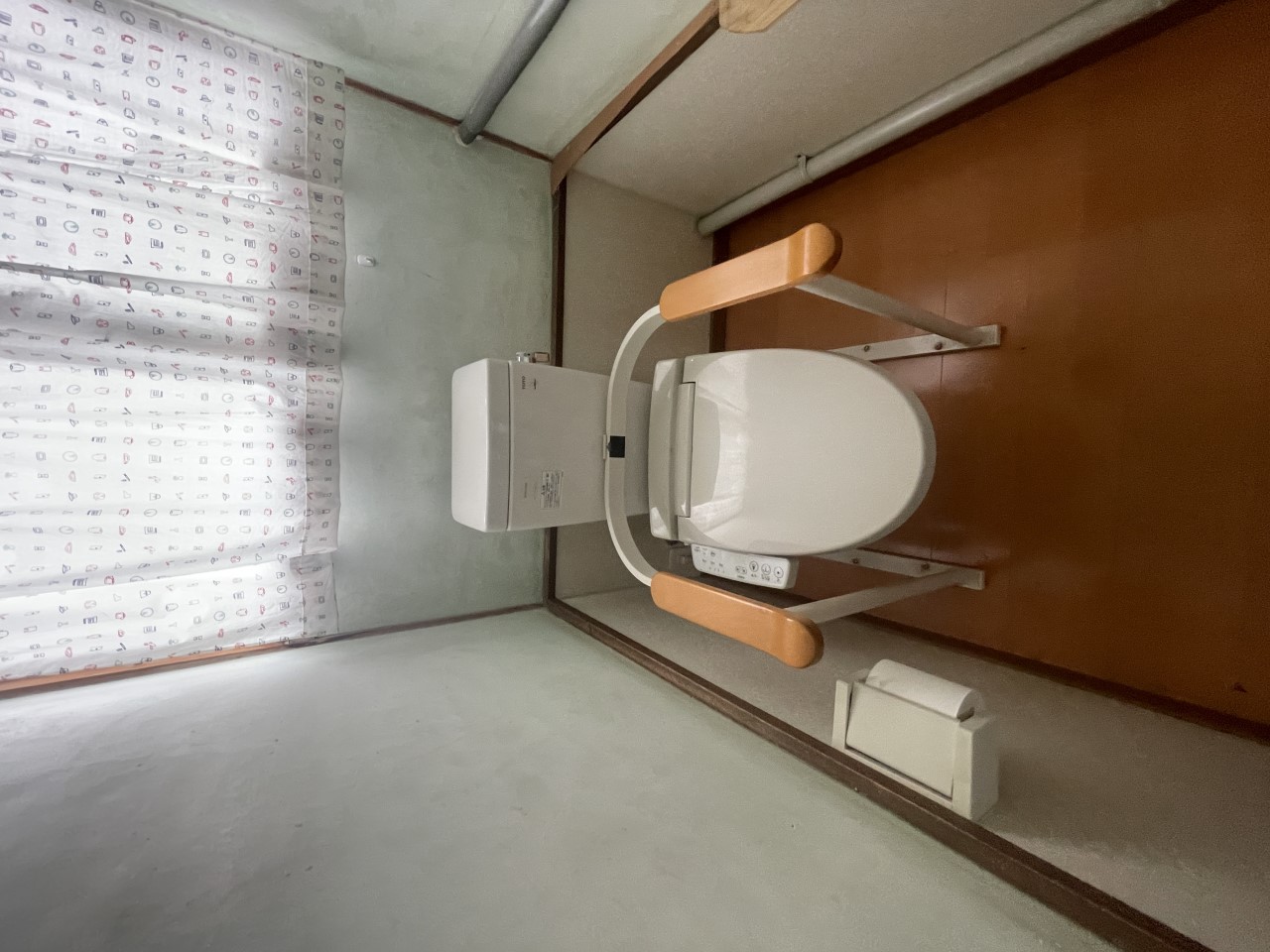 補助手すり付きのトイレです