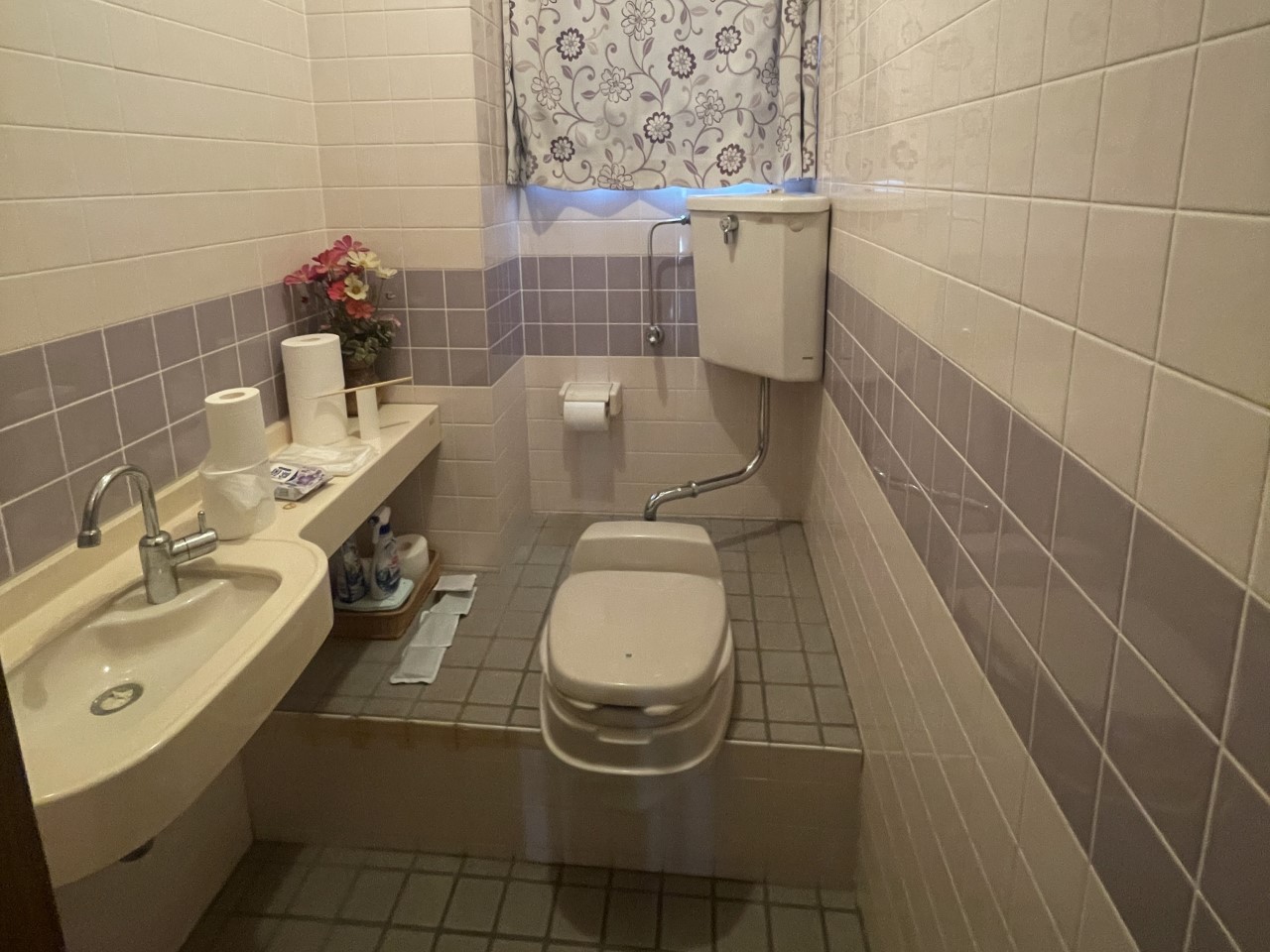 トイレ内に手洗い場が設置されており、使用後すぐに手を洗える便利さが魅力