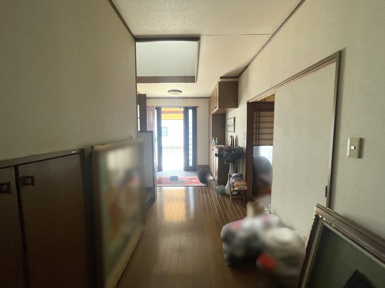 階段下収納＋2カ所収納がある廊下
