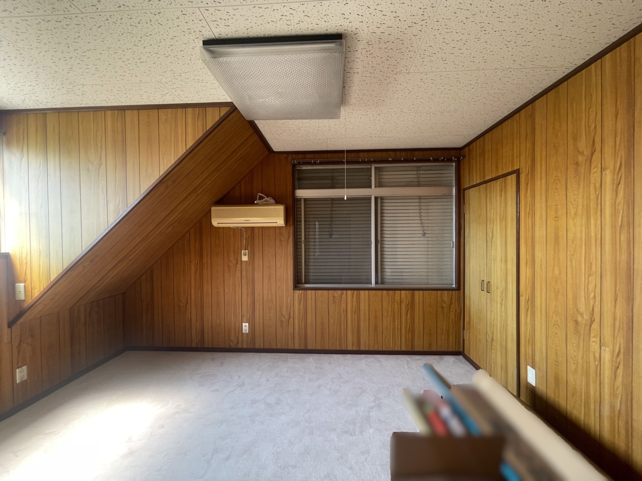 2面採光で、明るく風通しの良い8.5帖の洋室