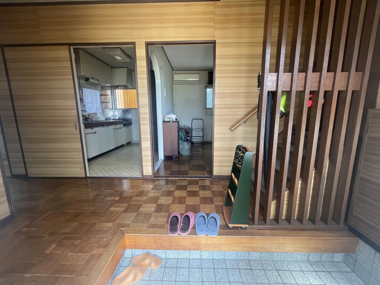 落ち着いた色合いで統一された玄関は、帰宅時にほっとする空間に