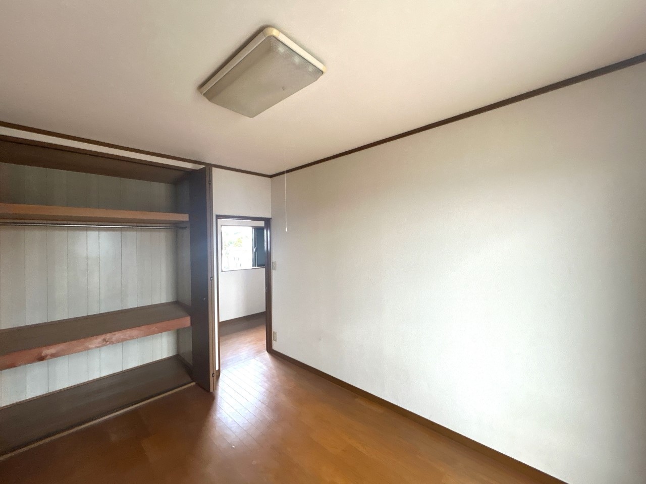 2階洋室（9帖）ダブルベッドを置いても充分な広さです