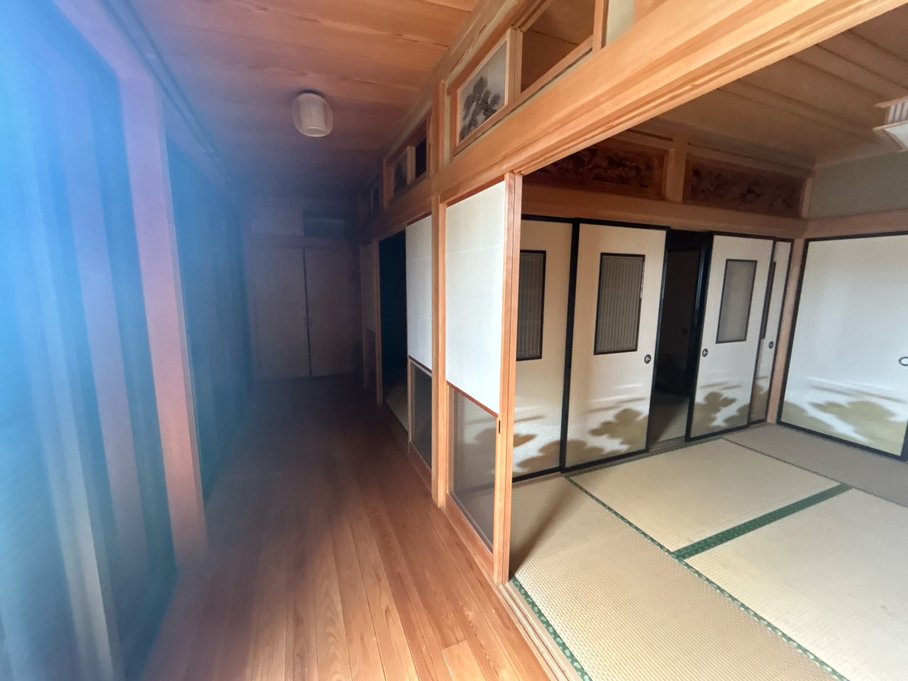 縁側で、お庭を眺めながらリラックスできます