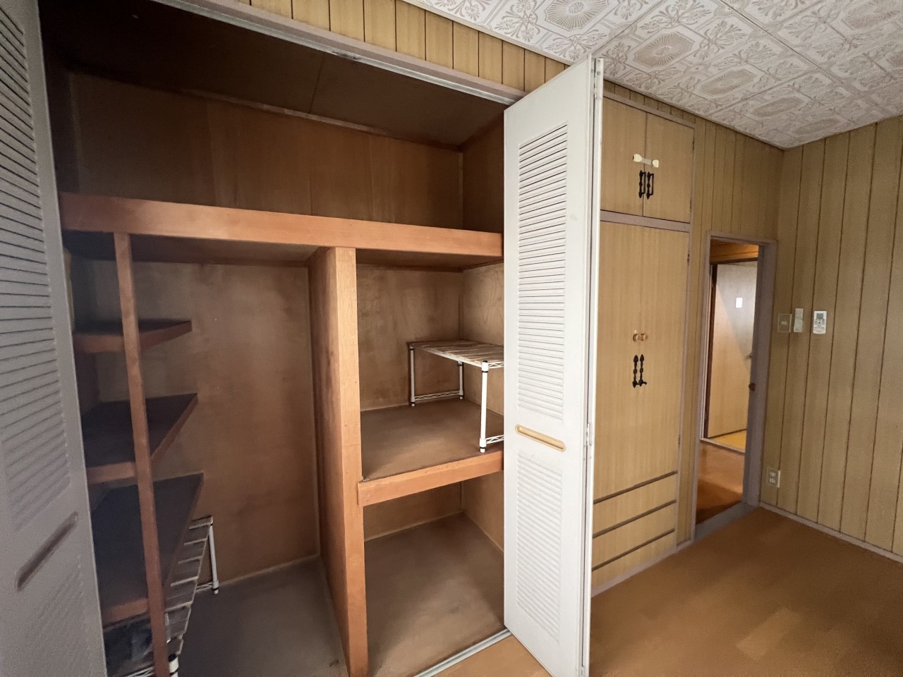 書斎やワークスペースとしても活用できる、多用途な洋室です