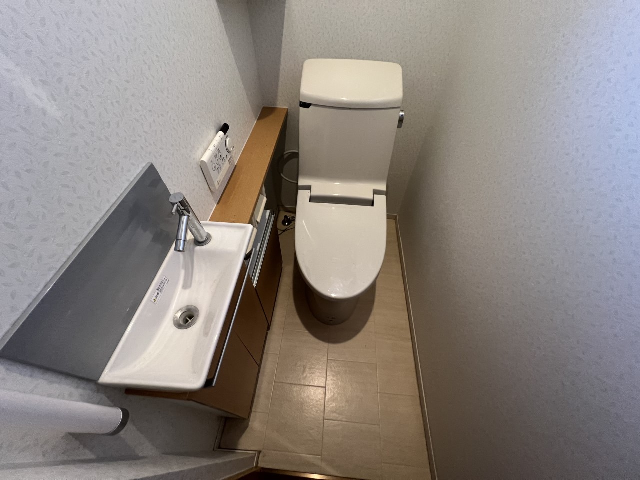 2階にもトイレがあり、忙しい朝や夜間も便利