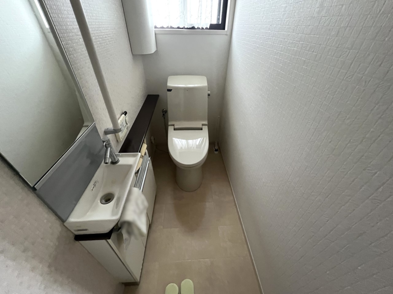 窓のある明るい１階トイレ