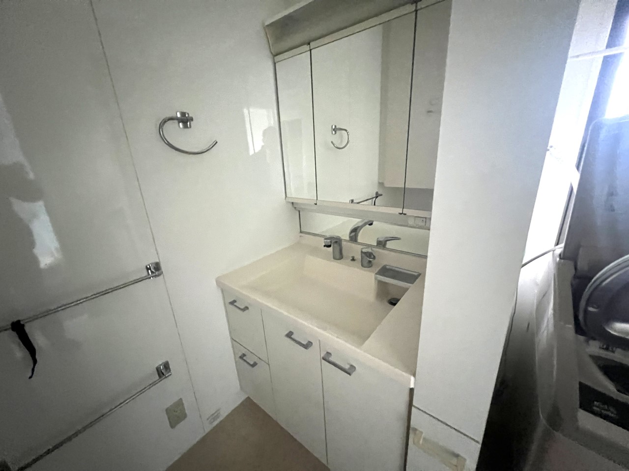 お手入れしやすく使いやすい３面鏡付きの洗面台