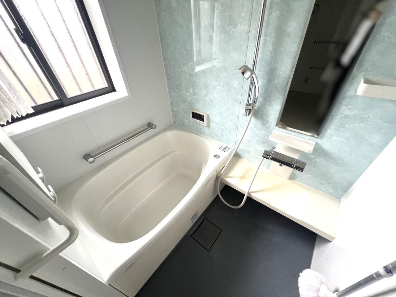 窓付きの明るい浴室