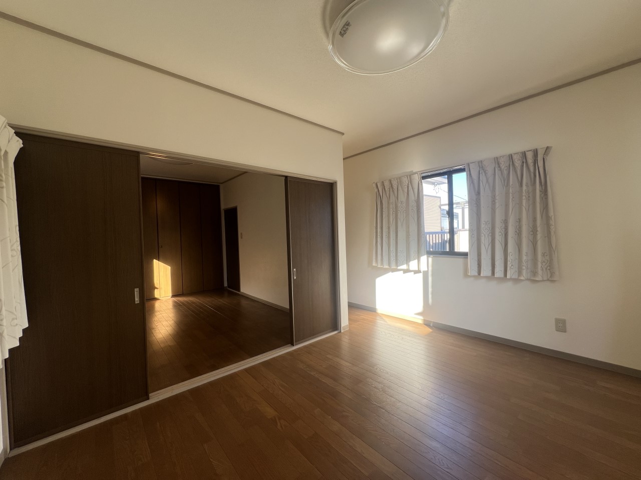 2階北側洋室｜三面採光で明るい洋室！