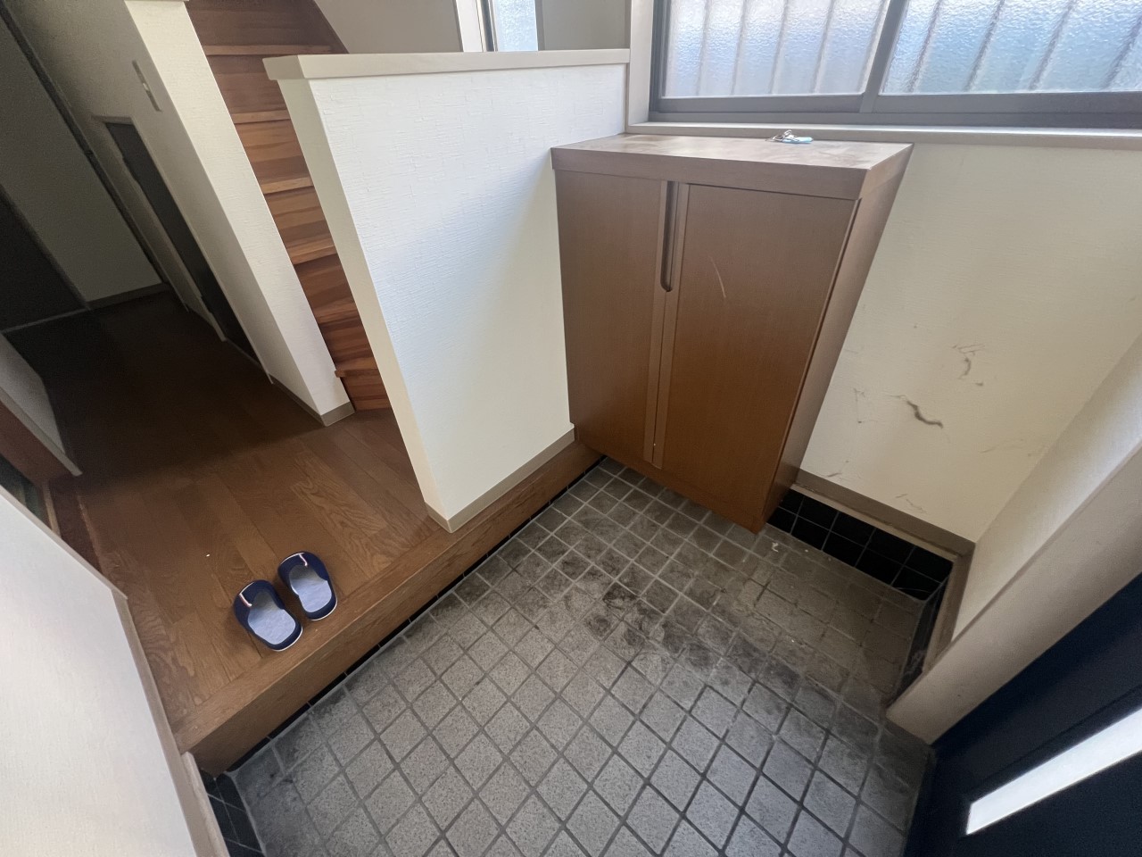 落ち着いた色合いで統一された玄関は、帰宅時にほっとする空間に