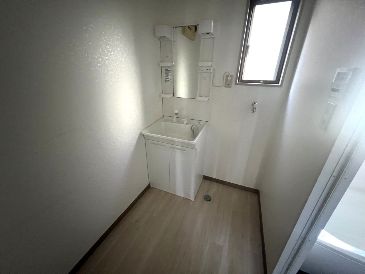 ゆとりのある洗面脱衣室ではお子様と並んで歯磨きもできます◎