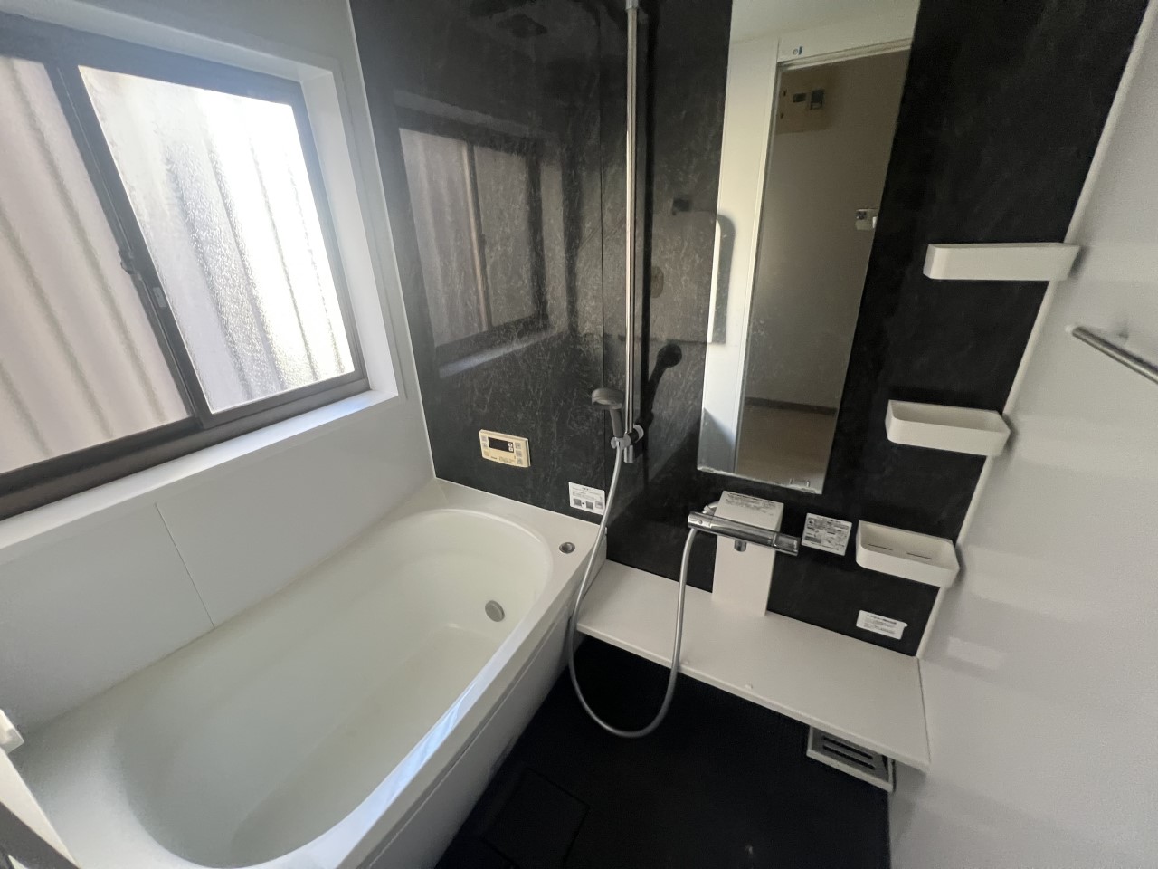 浴室には窓がついているため、換気も十分です◎