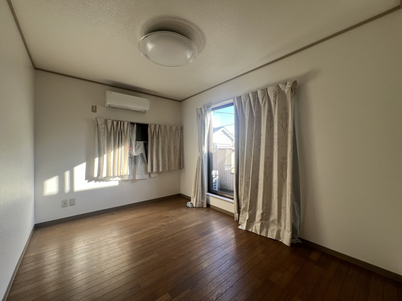 2階西側洋室｜家具のレイアウトがしやすい、シンプルで使い勝手の良い洋室です