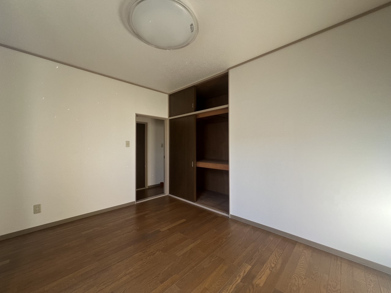 2階西側洋室｜収納付きでスッキリ！