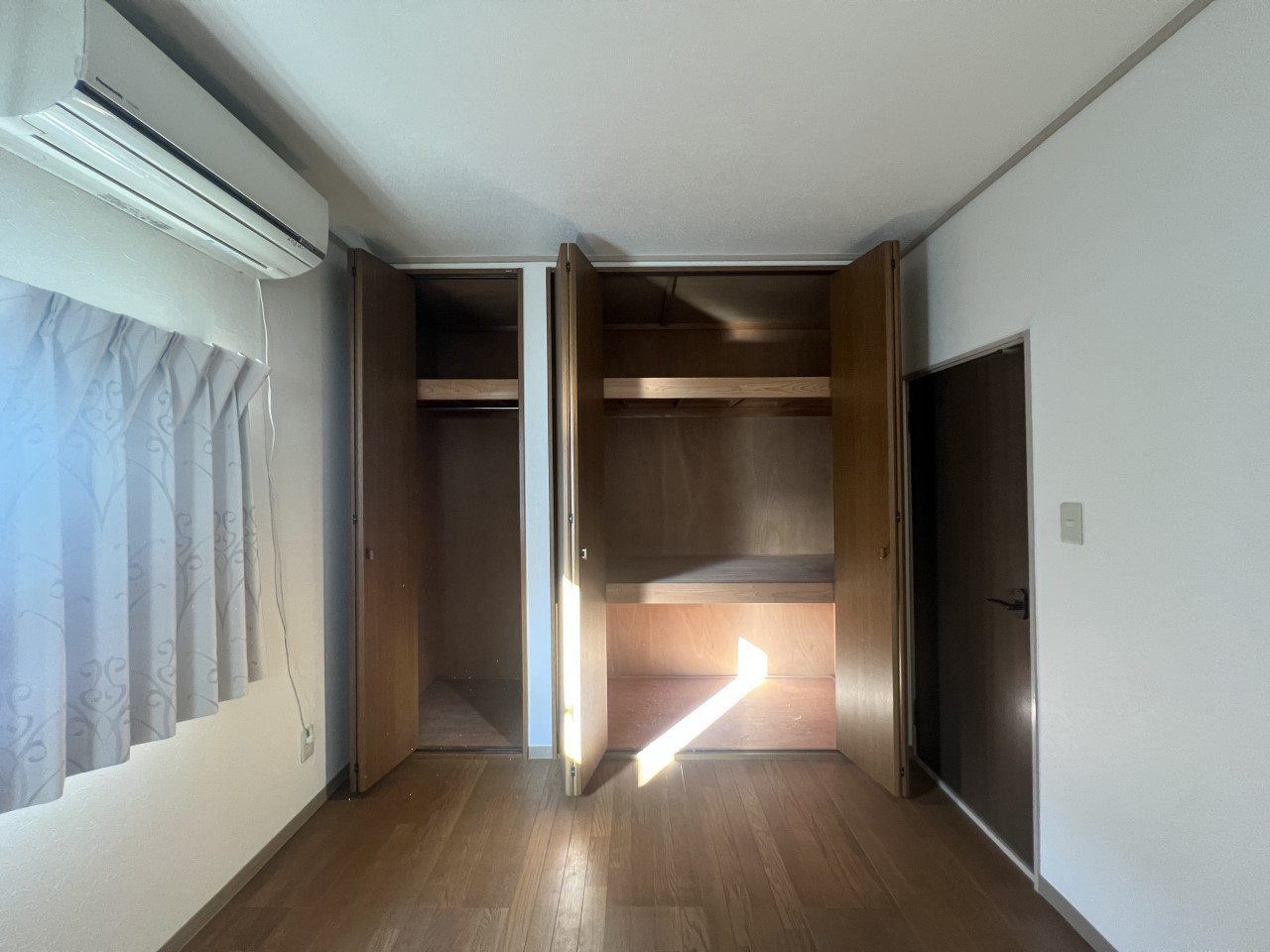 2階南東側洋室｜収納もついているため、お部屋をすっきり片づけられます♪