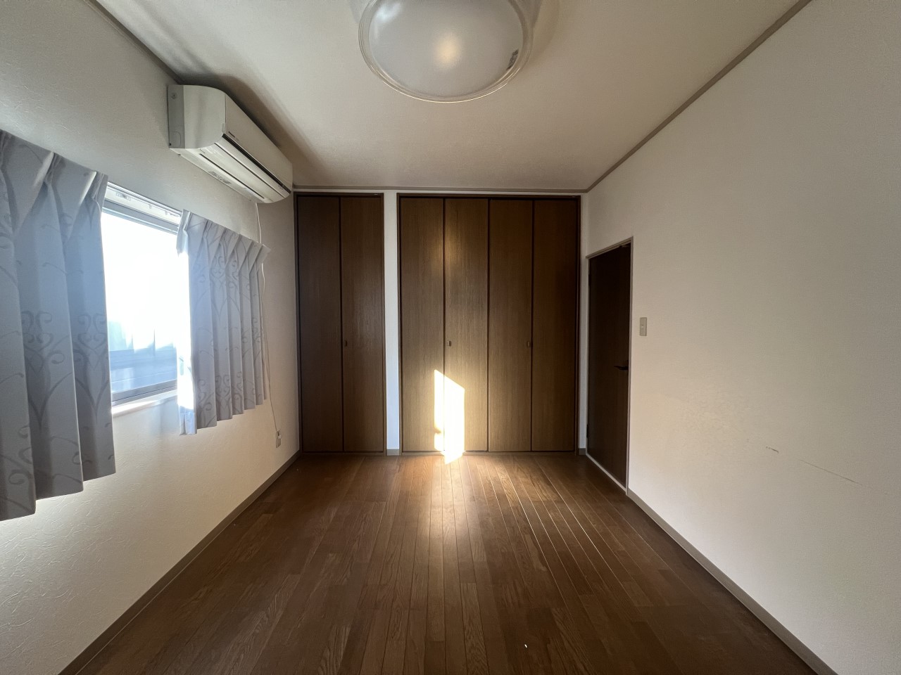 2階南東側洋室｜お子様の勉強スペースやパパママのワークスペースなど、マルチに使えて便利な6帖の洋室