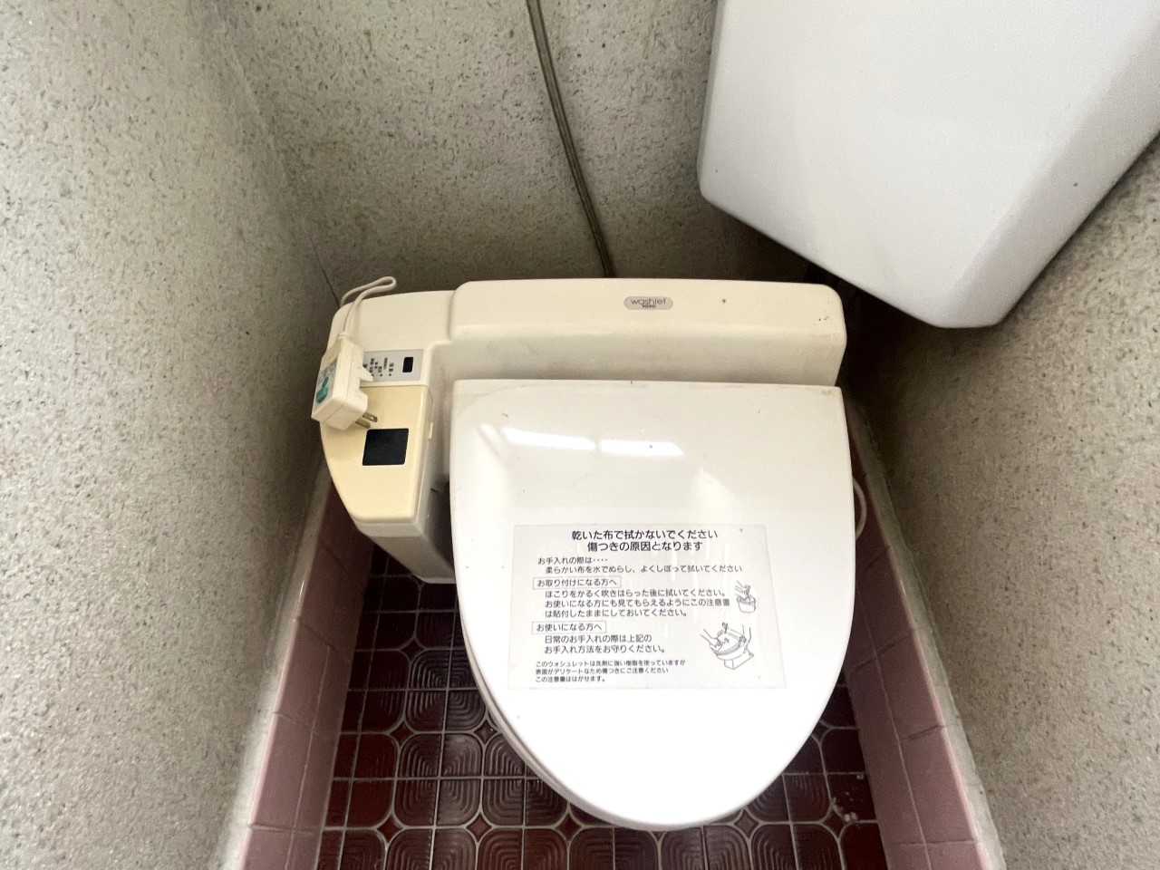 窓のある明るい１階トイレ