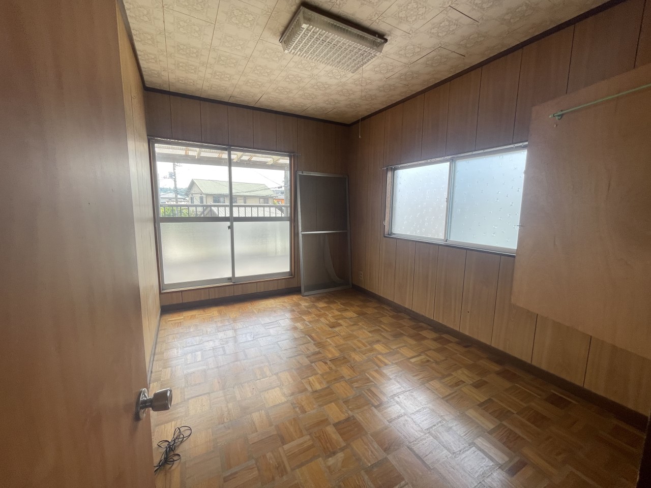 2方向に窓があり、自然光がたっぷり入る明るい室内