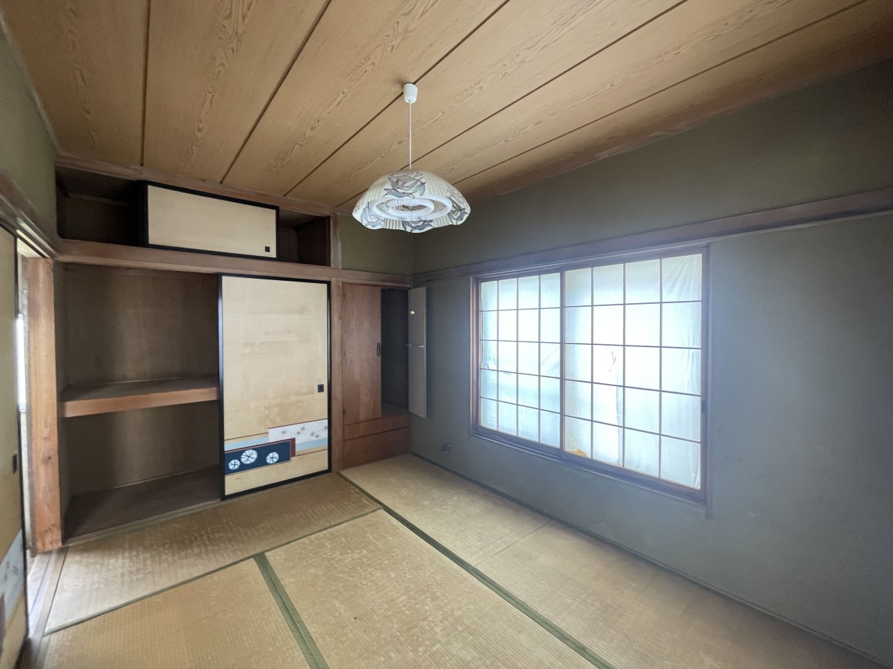押し入れが備わった和室で、収納スペースも確保！日常使いはもちろん、来客時や寝室としても使いやすい一部屋です！