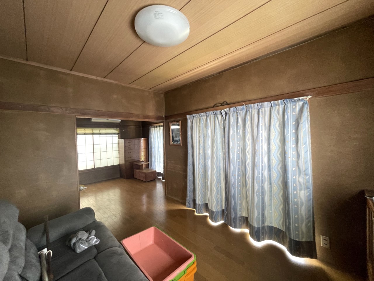 日差しがたくさん差し込む明るいリビング